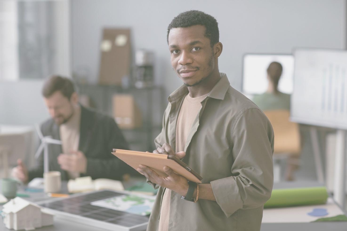 Modernes Büro mit Finanzanalyse-Arbeitsplatz und mehreren Bildschirmen