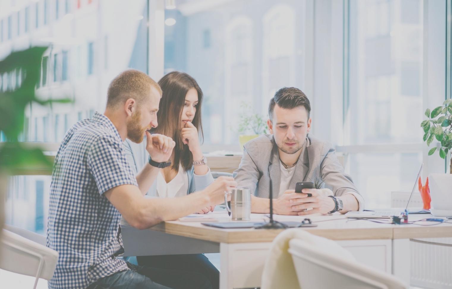 Team-Meeting mit Finanzexperten bei der Analyse von Investmentdaten